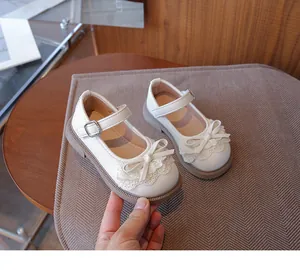 Vista detallada de los zapatos de princesa Lolita blancos para niñas con lazo