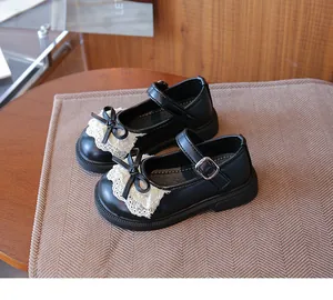 Primer plano de zapatos de princesa Lolita negros para niña con encaje blanco y lazos decorativos