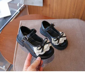 Primer plano de zapatos Lolita negros para niña con encaje blanco y detalles de lazo