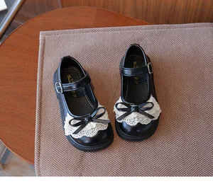 Detalle de zapatos Mary Jane negros para niña con encaje y un lazo estilo Lolita.