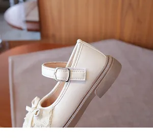 Detalle de zapato de princesa Lolita beige para niña con cierre de hebilla y encaje.