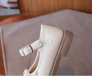 Detalle de zapatos Lolita crema para niñas con correa de hebilla y suela de goma