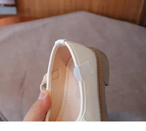 Primer plano del forro suave y el detalle del talón de los zapatos blancos de princesa para niñas
