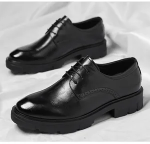 Vista detallada de zapatos de vestir para hombre en cuero negro con suela gruesa