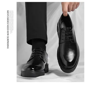Detalle de zapatos elevadores de cuero negro para hombre que muestran una textura de calidad.