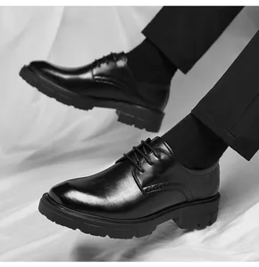Detalle de zapatos de vestir con alza en cuero negro y suela gruesa antideslizante