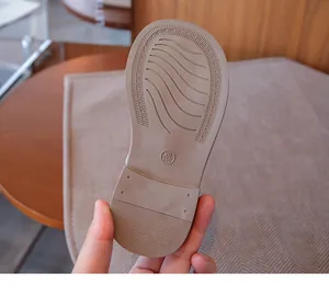 Primer plano de la suela de goma antideslizante de zapatos de cuero para niños