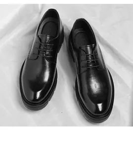 Vista detallada de zapatos Derby formales de cuero negro pulido para hombre en tela