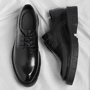 Zapatos formales de cuero negro para hombre con plataforma en elegante fondo de satén blanco