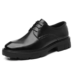 Zapatos de vestir negros para hombre con suela gruesa y cuero texturizado