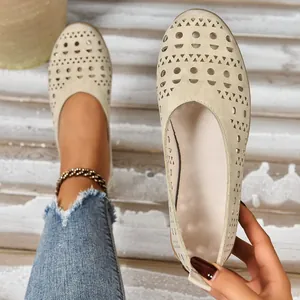 Detailansicht beige flache Damenschuhe mit lasergeschnittenem geometrischem Muster