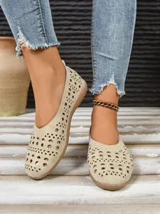 Detailansicht der beigen Laser-Cut-Ballerinas mit bequemer runder Schuhspitze.
