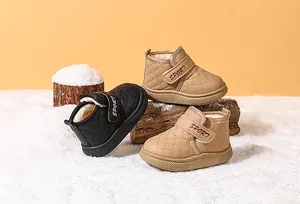 Detalle de botas de nieve acolchadas para niños en negro y beige con forro de piel sintética
