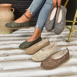 Chaussures plates évidées confortables pour femmes avec un design de bout rond