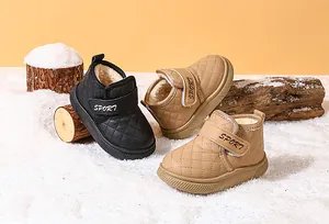 Vista detallada de botas de nieve acolchadas para niños con forro polar y cierre SPORT