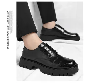 Gros plan de chaussures à plateforme noires pour hommes avec motif crocodile sur tissu blanc