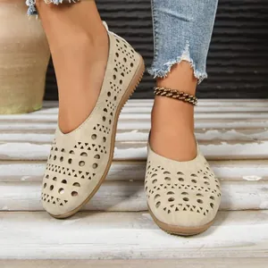 Bequeme beige flache Schuhe mit Lochmuster, geometrischem Design und runder Zehenpartie