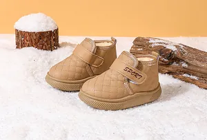 Vista detallada de botas de nieve caqui para niños pequeños con forro polar cálido
