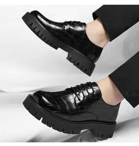 Gros plan de chaussures noires pour hommes à motif crocodile et semelle épaisse