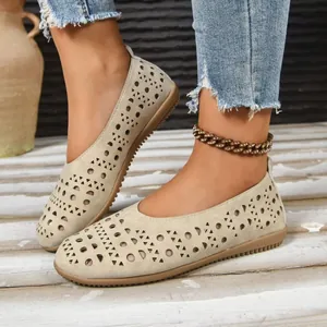 Bequeme Damen Ballerinas mit Lochmuster und runder Kappe in Beige Wildleder-Optik