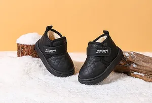 Vista detallada de botas de nieve acolchadas para niños con forro de piel sintética cálida