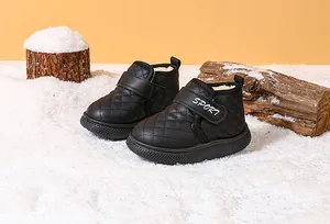 Primer plano de botas de nieve acolchadas para niños en un entorno de invierno