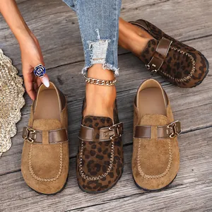 Vue détaillée des mocassins vintage pour femmes en daim marron et imprimé léopard.