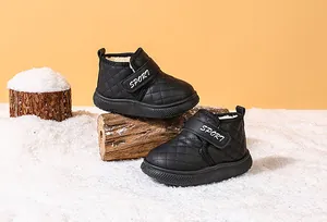 Detalle de botas de nieve acolchadas negras para bebé con tira SPORT