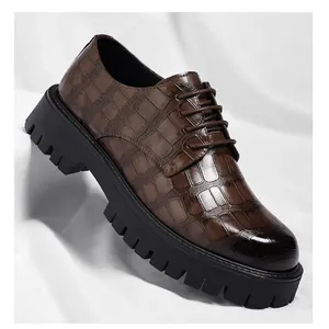 Détail d'une chaussure pour homme en cuir embossé crocodile marron avec semelle épaisse crantée