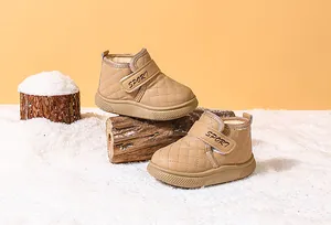 Vista detallada de botas de nieve acolchadas para niños en camel con forro de vellón