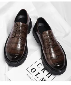 Vue détaillée de chaussures derby en cuir marron à motif crocodile et semelles épaisses