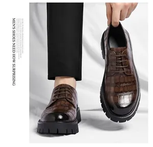 Vue détaillée de derbies en cuir marron à motif crocodile pour homme avec semelles