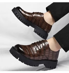 Vue détaillée des chaussures Richelieu à plateforme pour hommes en cuir croco marron.