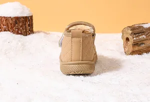 Vista posterior detallada de botas de nieve para niños en color canela con diseño acolchado