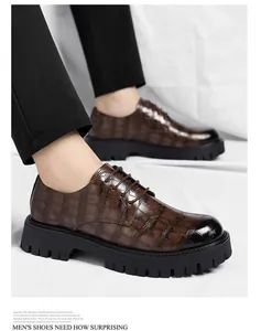Gros plan sur les chaussures habillées pour hommes en cuir marron à motif crocodile