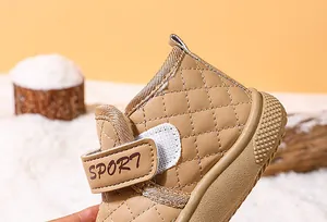 Detalle en primer plano de bota de invierno acolchada caqui para niños con velcro