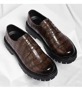 Gros plan détaillé de chaussures pour hommes marron à texture crocodile et semelle