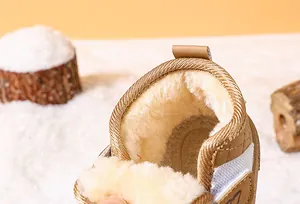 Detalle del forro de pelo sintético en botas de nieve de invierno para niños