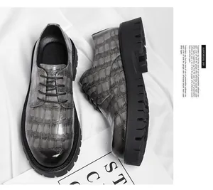 Gros plan détaillé des chaussures derby à plateforme pour homme en cuir gris croco.