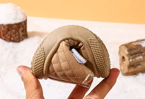 Primer plano de la suela flexible de un botín acolchado para bebé que muestra suavidad.