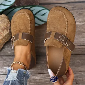 Vue détaillée des mocassins plateforme en daim marron style Birkenstock avec boucle