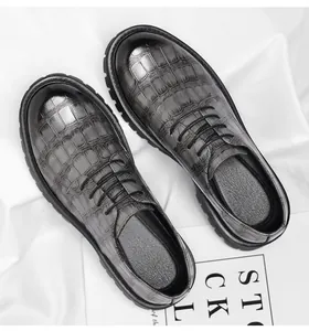 Vue détaillée des chaussures de ville à plateforme pour hommes avec motif crocodile