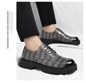 Gros plan sur des chaussures en cuir gris pour hommes à motif crocodile et semelle crantée.