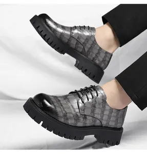 Vue détaillée de chaussures hommes grises à plateforme et texture croco, semelle épaisse