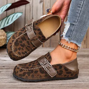 Vue détaillée des mocassins plats à imprimé léopard avec boucle en métal bronze