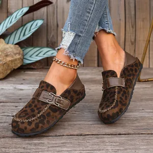 Vue détaillée de mocassins léopard élégants pour femmes avec boucle et bout rond