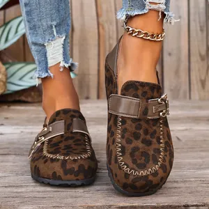 Gros plan sur des mocassins vintage à imprimé léopard avec boucle et surpiqûres