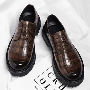 Chaussures de ville marron pour hommes avec relief crocodile et semelle épaisse.