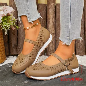 Vista detallada de las zapatillas Mary Jane caladas caqui con tacón de 2,5 cm