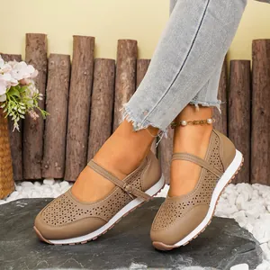 Detalle de zapatillas Mary Jane caqui caladas con correa ajustable y hebilla metal